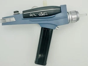 WILLIAM SHATNER SIGNED CLASSIC PHASER STAR TREK DIAMOND SELECT TOYS AUTOGRAMM  - Bild 1 von 3