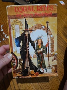 "Gleiche Riten" von Terry Pratchett (1987) Book Club Hardcover hat Schäden - Bild 1 von 7