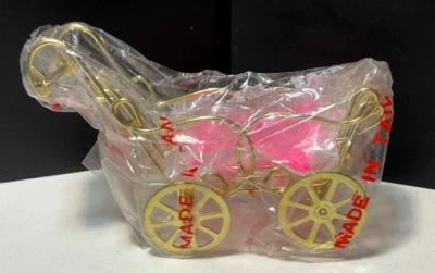 Carrinho de bebê vintage miniatura casa de bonecas carrinho com cobertor tom bronze - Imagem 1 de 4