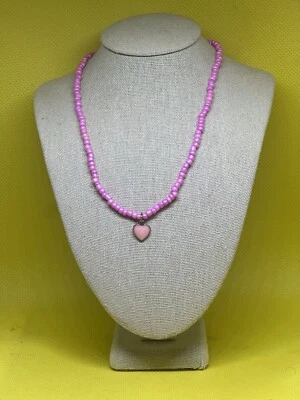 Collar con cuenta con accesorio de corazón. Foto 1 de 4