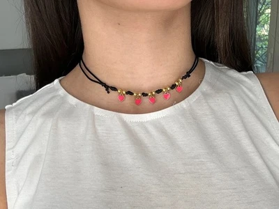 Collana choker nero ciondoli cuore smalto rosa perline dorate donna ragazza - Immagine 1 di 4