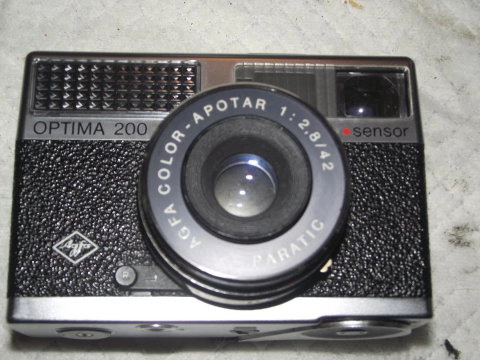 CÂMERA DE FILME AGFA OPTIMA 200 35MM COM LENTE APOTAR PARATIC 42MM F2.8 FABRICADA NA ALEMANHA - Imagem 1 de 4