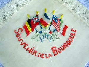 Guanto de recuerdo de seda francesa de la Primera Guerra Mundial de encaje y bordado La Bourooule - Imagen 1 de 4