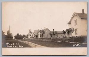 Tarjeta postal Wood Street Stockbridge MI Michigan W&P RPPC K15 - Imagen 1 de 3