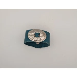 Pulsera de Cuero con Concho Ovalado Plateado - Cierre a Presión Ajustable - Imagen 1 de 3