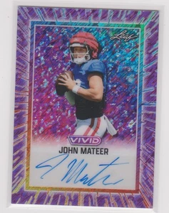 2025 Leaf Vivid Shimmer Purple John Mateer #1/7 Auto Autograph Oklahoma Sooners - Bild 1 von 2