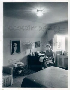 1964 Pressefoto Washington DC Kolumnistin Betty Beale in ihrem Home Office - Bild 1 von 2