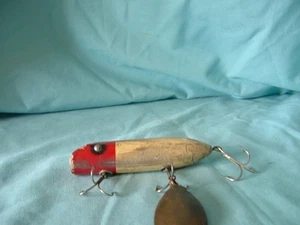 SEÑUELO DE PESCA VINTAGE MADERA CURVA SUR LUBINA ORENO BLANCO CABEZA ROJA OJOS DE METAL  - Imagen 1 de 6