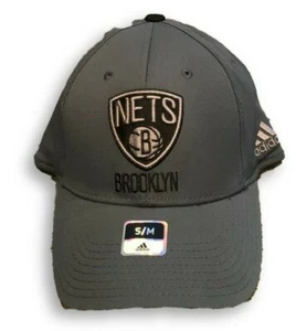NUEVO CON ETIQUETAS Nuevo Brooklyn Nets Logotipo Adidas Talla S/M Flex-Fit Sombrero - Imagen 1 de 2