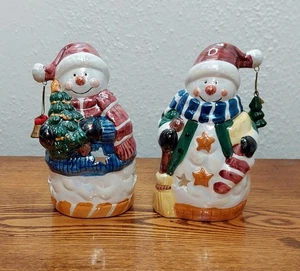 Par de candelabros de luz de té de muñecos de nieve coloridos con acabado de alto brillo - Imagen 1 de 13