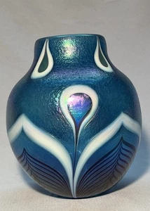 Stunning Robert Held Peacock Blue Iridescent Pulled Feather 7 1/2" Vase. - Picture 1 of 6