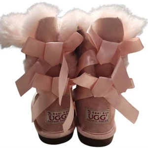 UGG Real Australian Sheepskin Girl Toodler's Boots US Size 8/9 EUC Cozy Comfy - Picture 1 of 6