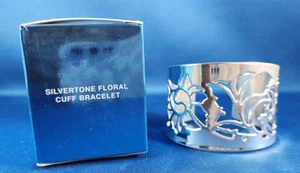 Pulsera AVON Brazalete Tono Plateado Cromo Floral Encaje NUEVO - Imagen 1 de 4