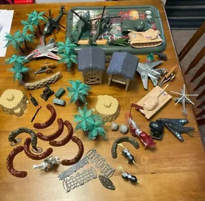 True Heroes Ultimate Military Playset 100+ Pieces with Storage Container - Picture 1 of 10