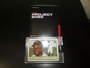 Tarjeta Topps Project 2020 #78 de Roberto Clemente de Oldmanalan con caja en mano - Imagen 1 de 4