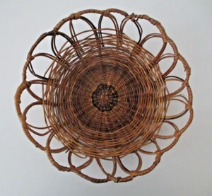 Vintage Scalloped Basket Woven Wicker Reed Fruit/Bread Bowl 10" Dia x 3.5" AZ19 - Picture 1 of 10