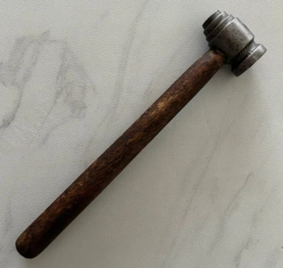 Testa di martello damascato vintage manico in legno fabbro orafo strumento da... - Immagine 1 di 4
