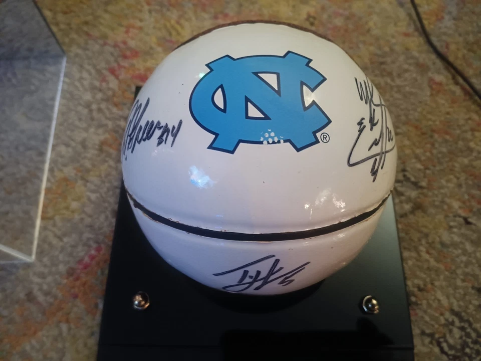 Mini baloncesto con tacones alquitranados UNC. Autografiado por Danny Green W. Ellington Ty Lawson Foto 1 de 4