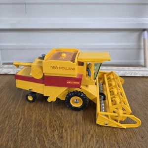 New Holland TR-85 - 1/32 Scale Combine Model -Display 1982 - Picture 1 of 12