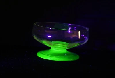 A VINTAGE URANIUM / VASELINE GLASS SMALL BOWL WITH A UV FLUORESCENT BASE - image 1 of 4