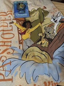 Camicia per adulti Disney Tiana's Bayou Adventure 2024 taglia small e spilla - Foto 1 di 3