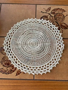 Vintage Deckchen gehäkelt 11" rund cremeweiß beige - Bild 1 von 8