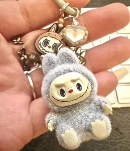 Lindo Llavero Hecho a Mano La + bubu Corazón Dije Colgante Muñeca Kawaii Llavero Bolso - Imagen 1 de 21