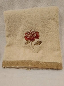 New VINTAGE HOME TRENDS BATH TOWEL EMBROIDERED/LACED FLORAL BEIGE Peony - Picture 1 of 3