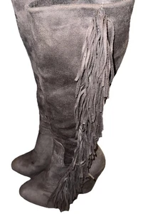 Stivali Charlotte Russe al ginocchio zeppa frange ecopelle scamosciata donna tg 7 grigi - Foto 1 di 22