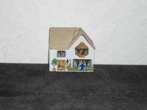 Wade Whimsey-in-the-Vale Rose Cottage mit Box - Bild 1 von 6