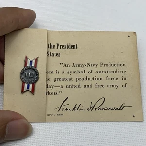 Prendedor de colección del premio de producción del ejército y la marina emblema Franklin Roosevelt premio militar - Imagen 1 de 5