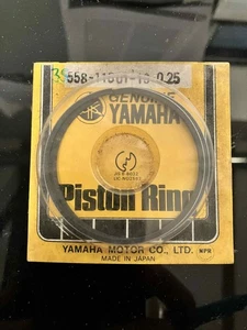 ORIGINALE OEM NOS YAMAHA DT100 1° OVERSIZE + ANELLI PISTONE 0,25MM 558-11610-10 - Foto 1 di 1