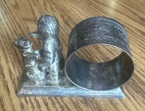 ANELLO TOVAGLIOLO TONO ARGENTO FIGURA CANE E RAGAZZO CUCCIOLO - Foto 1 di 6