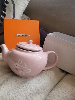 Tetera de gres Le Creuset 44 oz con infusor de acero inoxidable Foto 1 de 4