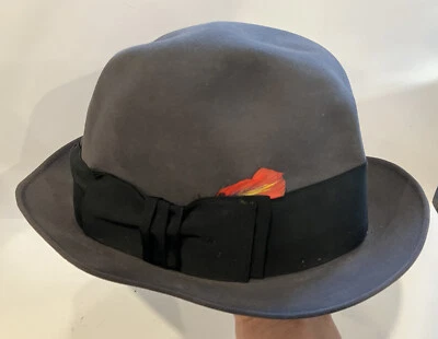 Sombrero ovalado Golden Coach Dobbs de colección Snyders Oconomowoc, Wisconsin con pluma roja Foto 1 de 4