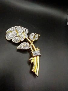 Broche rosa grande vintage Nolan Miller pedrería transparente en montura tono dorado D1 - Imagen 1 de 7