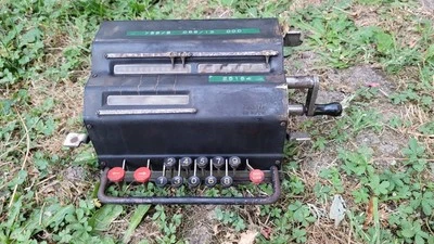TRES ANCIENNE MACHINE A CALCULER - Photo 1/3