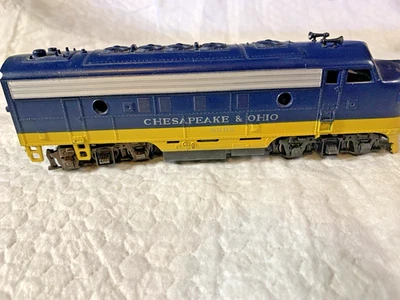 Athearn Chesapeake Ohio #8293 C&O HO Diesel Locomotive - Image 1 of 4