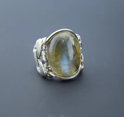 Anillo envuelto en alambre de cabujón de nefrita labradorita de plata de ley Foto 1 de 4