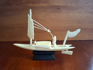 Chinesisch geschnitzte Figur im Boot mit OVP - Bild 1 von 3