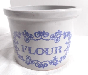 Stoneware FLOUR Canister Crock Blue Floral Design Farmhouse Cottage 4 11/16" T - Bild 1 von 12