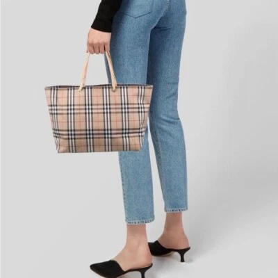 Bolso de Mano Burberry London Nylon Cuadros Nova Beige Tostado Shopper Minimalista Foto 1 de 4