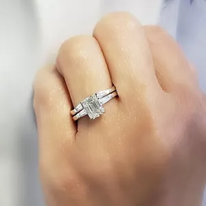 Juego de anillos de compromiso de diamantes creados en laboratorio de esmeral... - Imagen 1 de 5