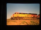 12513 VINTAGE Zdjęcie silnika pociągu 35mm Zjeżdżalnia BNSF 3969 ET44C4 VALENTINE AZ