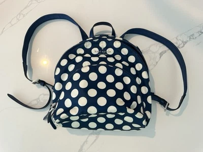Mochila pequeña Kate Spade a lunares Karissa de nailon junto al mar azul Foto 1 de 4