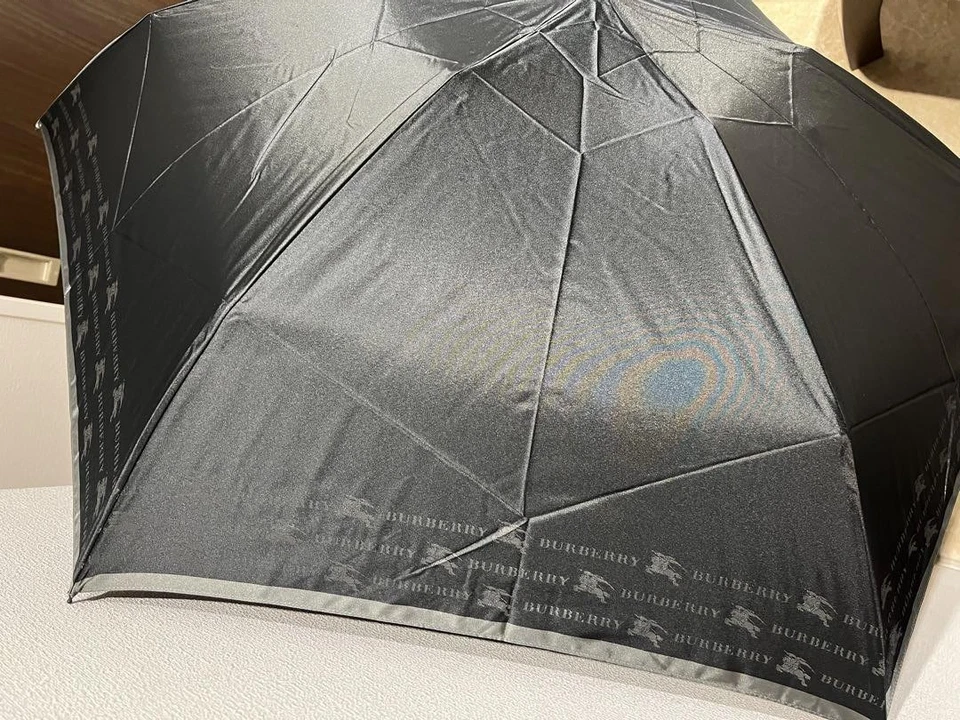 Paraguas Plegable BURBERRY Sol y Lluvia Marco de Fibra de Carbono Súper Repelente al Agua JP Foto 1 de 4