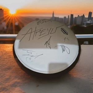 Atreyu Band signiertes Schlagzeugkopf signiert von der ganzen Band. Alle Original Mitglieder RAR!!! - Bild 1 von 3