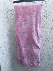 Betsey Johnson ultraweiche Plüschdecke 50 x 70 rosa Schleifenmuster - Bild 1 von 7