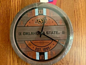 Oklahoma State Univ. nuovo sigillato Orologio da parete FOCO FOCOUSA diametro 11,5" look legno - Foto 1 di 5