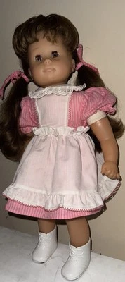Muñeca Gotz de 20 pulgadas muñeca niña vinilo cuerpo suave pelo castaño rosa blanco vestido leer Foto 1 de 4